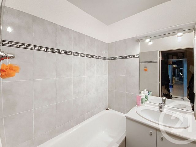 Appartement F4 à vendre - 4 pièces - 75.91 m2 - ST DENIS - 93 - ILE-DE-FRANCE - Century 21 Riva Immobilier