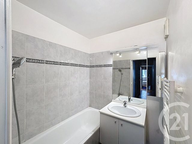 Appartement F4 à vendre - 4 pièces - 75.91 m2 - ST DENIS - 93 - ILE-DE-FRANCE - Century 21 Riva Immobilier