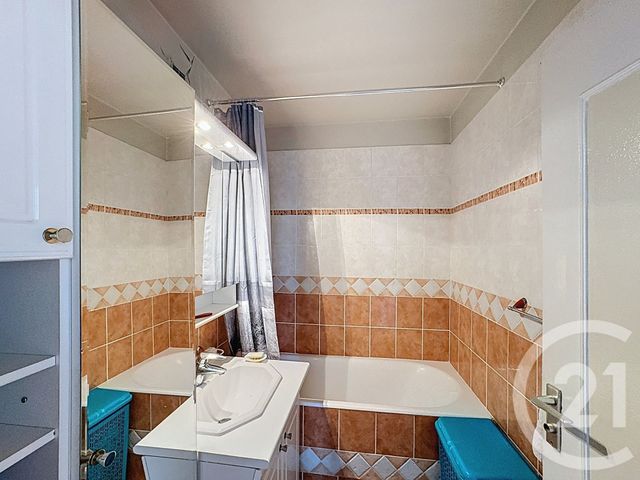 Afficher la photo en grand Appartement F3 à vendre - 3 pièces - 65.04 m2 - ST DENIS - 93 - ILE-DE-FRANCE - Century 21 Riva Immobilier