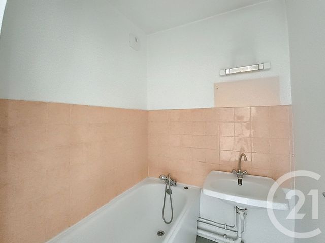 Appartement F2 à vendre - 2 pièces - 52.38 m2 - ST DENIS - 93 - ILE-DE-FRANCE - Century 21 Riva Immobilier