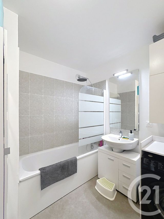 Appartement F4 à louer - 4 pièces - 69.47 m2 - ST DENIS - 93 - ILE-DE-FRANCE - Century 21 Riva Immobilier